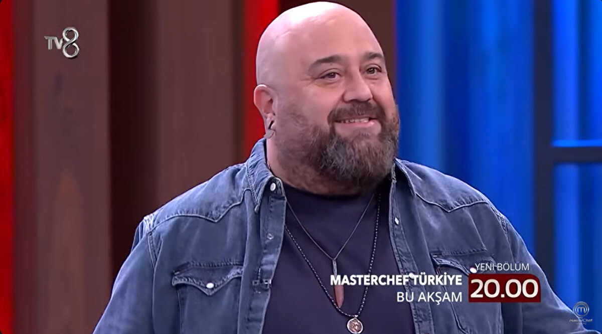 MasterChef Türkiye yeni bölümleriyle hız kesmeden devam ediyor. Dün yayınlanan bölümde haftanın 3. ve 4. eleme adayları belli olmuştu. Her hafta bir yarışmacının elendiği MasterCehf'te mücadele sürüyor. Haftanın eleme gecesine yaklaşırken tansiyonlar da yükseliyor. MasterChef Türkiye'nin 25 Eylül Perşembe günü yayınlanacak yeni bölümünün tanıtımı geldi. Tanıtımda Çağatay ile Mehmet Şef arasında geçen gergin diyalog merak uyandırdı. İzleyiciler "MasterChef Çağatay elendi mi, diskalifiye mi oldu?" gibi soruları araştırmaya başladı. Peki MasterChef 25 Eylül Perşembe günü yayınlanacak bölümde neler yaşanacak? İşte detaylar...