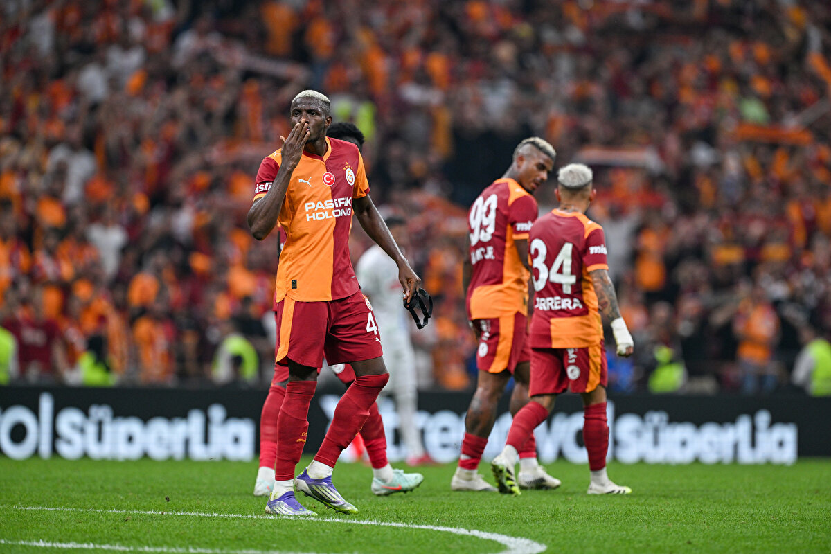 OSIMHEN DÖNÜYOR<br>Şampiyonlar Ligi'nde 30 Eylül tarihinde RAMS Park'ta Liverpool'u konuk edecek olan Galatasaray'da Victor Oismhen iyileşti. 