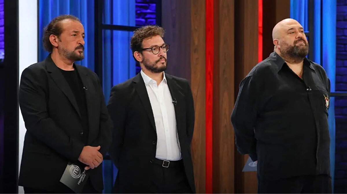 MasterChef’te yeni hafta heyecanı<br>MasterChef Türkiye’de yeni hafta tüm heyecanıyla devam ediyor. Yarışmacılar, takım oyunlarının ardından bireysel dokunulmazlık için tezgâh başına geçti. Şeflerin verdiği konsept yemekleri hazırlayan yarışmacılar arasında kıyasıya bir mücadele yaşandı.