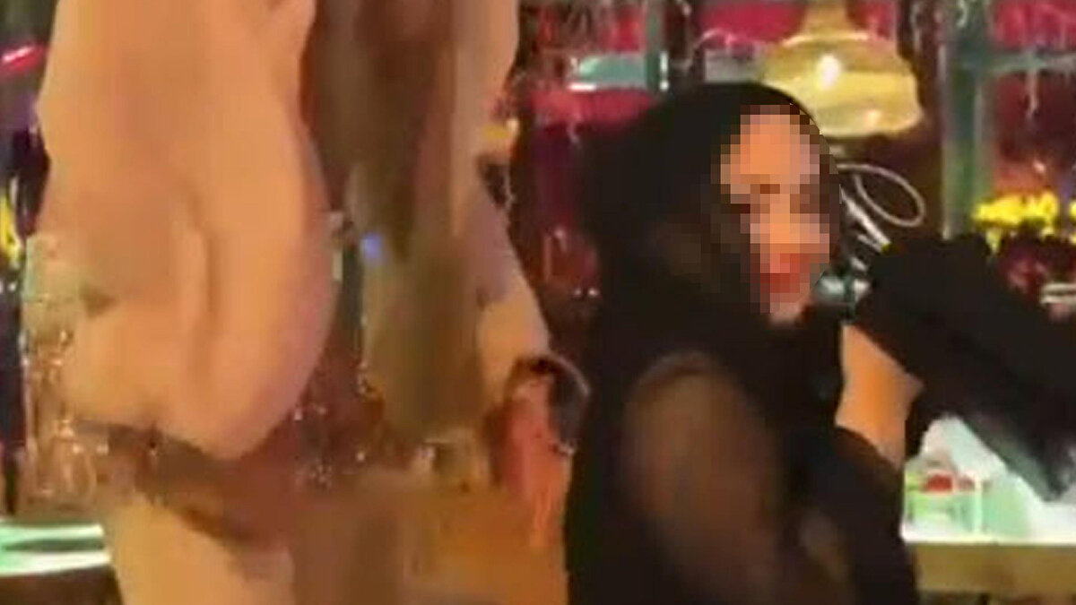 Başsavcılıktan yapılan açıklamada, "Sosyal medyada yayınlanarak gündem olan video paylaşımı sonrası İzmir Cumhuriyet Başsavcılığı tarafından 'Halkın Bir Kesiminin Benimsediği Dini Değerlere Alenen Hakaret ve Müstehcenlik' suçlarından derhal soruşturma işlemlerine başlanılmış, şüpheliler H.K ve A.S. gözaltına alınmış olup soruşturma işlemleri çok yönlü ve titizlikle sürdürülmektedir" denildi. 