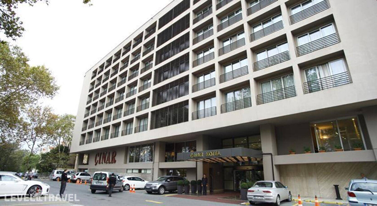 Popülerliğini Yitirdi<br><br>1960’lı ve 70’li yıllarda seçkinlerin en gözde mekanlarından biri olan otel, 1980’lere gelindiğinde yeni otellerin açılması ve sahiplerinin yaşadığı ekonomik sorunlar nedeniyle eski cazibesini kaybetti. 2000’lerde yapılan kapsamlı restorasyon da Çınar Otel’i eski günlerine döndürmeye yetmedi.<br><br>Bugün ise İstanbul’un kültürel ve turistik belleğinde önemli bir yer edinen Çınar Otel, yıkımıyla birlikte tarih sahnesinden tamamen çekildi.