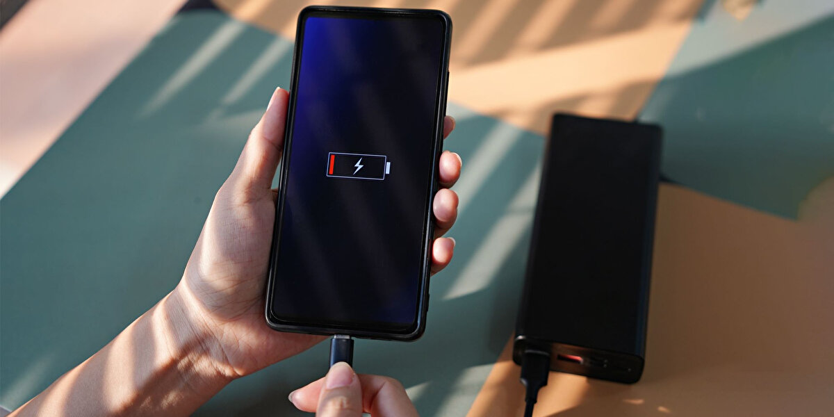 Telefon alırken en çok dikkat edilen özelliklerden birisi batarya performansıdır. PhoneArena tarafından yapılan testler sonucu şarjı en uzun süre dayanan telefonlar belli oldu. Listede zirveye ne iPhone ne de Samsung yerleşemedi. İşte Eylül 2025 itibarıyla batarya performansı en iyi olan telefon modelleri;