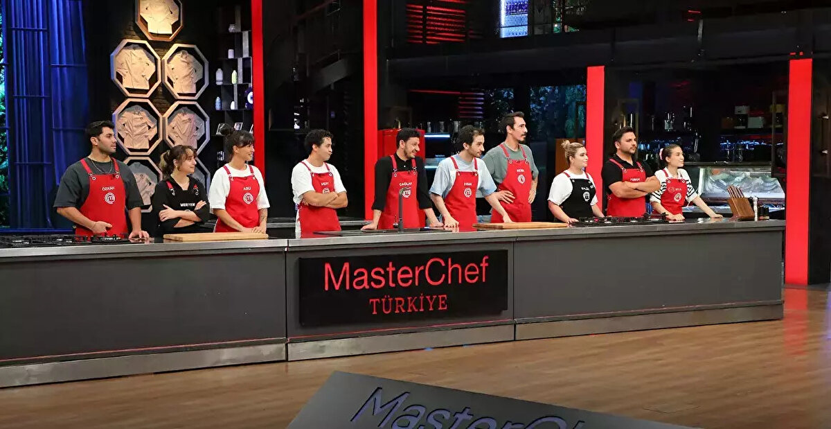 MasterChef Türkiye’de haftanın 3. dokunulmazlık oyunu oynandı. İki takım, yaptıkları hamsili pilav ile kıyasıya mücadele verdi. Peki dokunulmazlık oyununu hangi takım kazandı? Gecenin sonunda eleme potasına giren isim kim oldu?