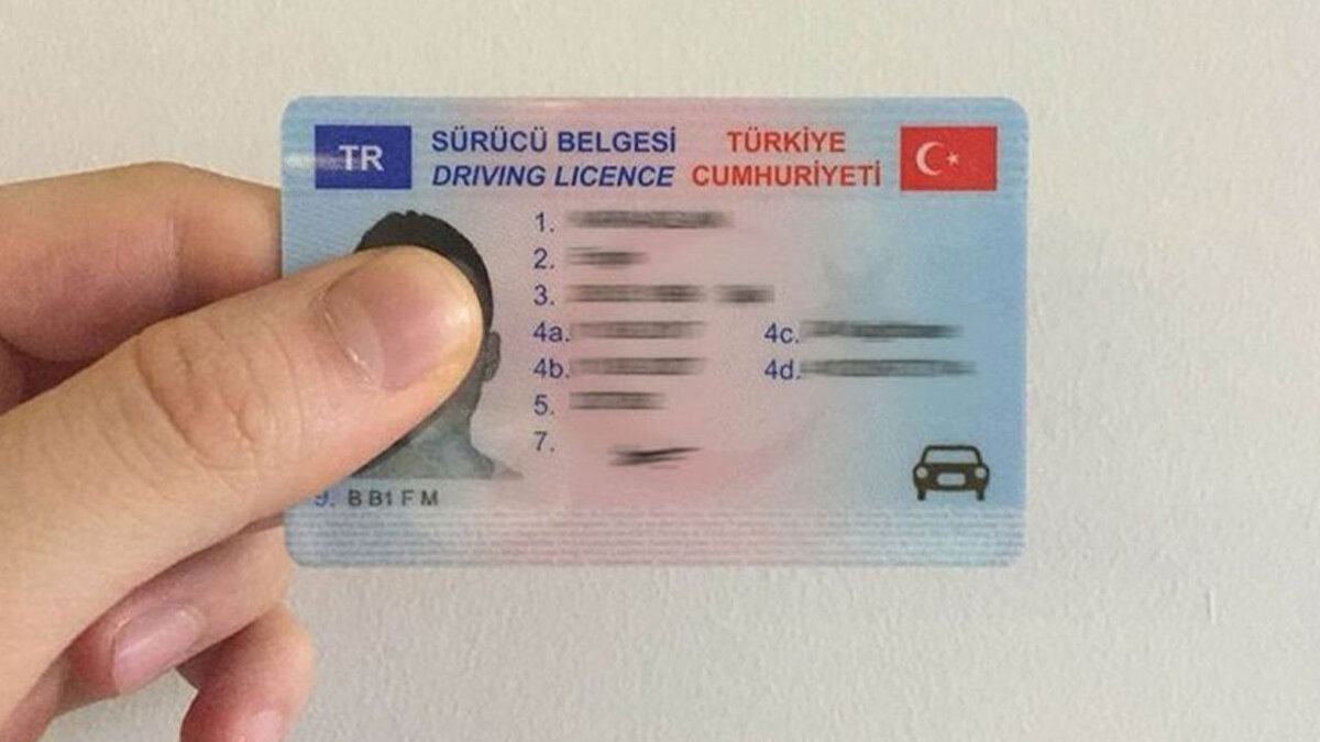EHLİYET YENİLEME SÜRESİ UZATILDI<br><br>Eski tip sürüvcü belgelerinin 31 Ekim 2025 tarihine kadar uzatıldığı bildirildi.<br><br>içişleri Bakanı Ali Yerlikaya sosyal medya hesabından yaptığı açıklamada, yoğunluk nedeniyle eski tip ehliyetlerin yenileme süreçlerinin uzatıldığını bildirdi. <br>