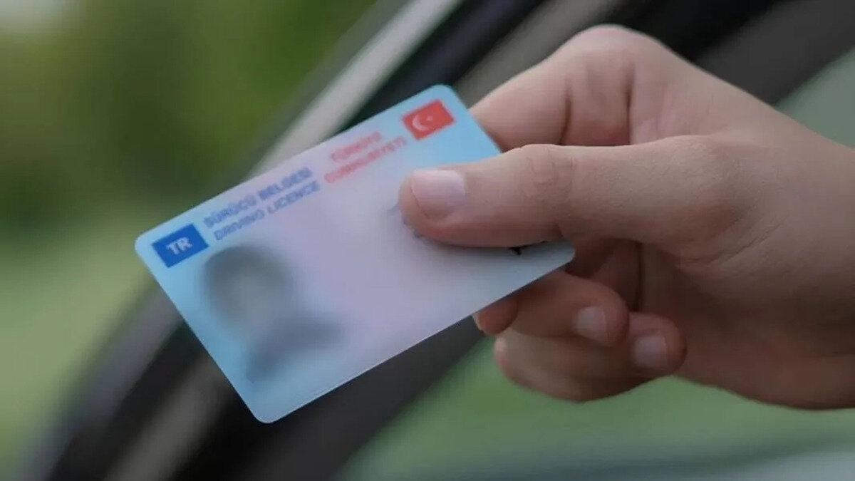 EHLİYET YENİLEME BAŞVURUSU NASIL YAPILIR?<br><br>Sürücü belgesini yenilemek isteyenler, Alo 199 Çağrı Merkezi, mobil uygulama veya "nvi.gov.tr" üzerinden randevu alarak gerekli evrakları tamamlayıp nüfus müdürlüklerine başvurabiliyor.<br><br>Ehliyetini yenilemek isteyenlerin;<br><br>eski sürücü belgelerini ibraz etmeleri,<br><br>15 liralık başvuru ücretini ödemeleri,<br><br>yetkili sağlık kuruluşlarından alınmış sürücü sağlık raporunu sunmaları,<br><br>son 6 ay içinde çekilmiş bir biyometrik fotoğraf getirmeleri ve<br><br>Merkezi Nüfus İdaresi Sistemi'nde (MERNİS) kayıtlı açık adreslerini bildirmeleri gerekiyor.<br><br>Başvuruda bulunanların yeni sürücü belgeleri, Nüfus ve Vatandaşlık İşleri Genel Müdürlüğü tarafından basılarak PTT aracılığıyla adreslerine teslim ediliyor.<br><br>Bu süreçte, nüfus müdürlüklerinden veya e-Devlet üzerinden alınan geçici sürücü belgesi ile araç kullanılabiliyor.<br>