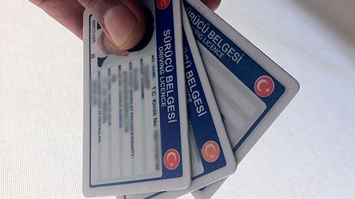 EHLİYET YENİLEME İÇİN GEREKLİ BELGELER NELER?<br><br>Sürücü belgesi yenileme işlemi için gerekli belgeler arasında; eski tip sürücü belgesi, sürücü sağlık raporu, biyometrik fotoğraf ve başvuru ücretinin ödendiğini gösteren dekont yer alıyor. Ayrıca başvuru sahibinin Merkezi Nüfus İdaresi Sistemi (MERNİS)'te kayıtlı bir adresinin bulunması gerekiyor.<br><br>Vatandaşların 13 lira değerli kâğıt bedeli ve 2 lira vakıf payı ücretini, vergi dairesi müdürlüklerine ya da internet üzerinden anlaşmalı bankalar aracılığıyla ödemeleri gerekiyor.