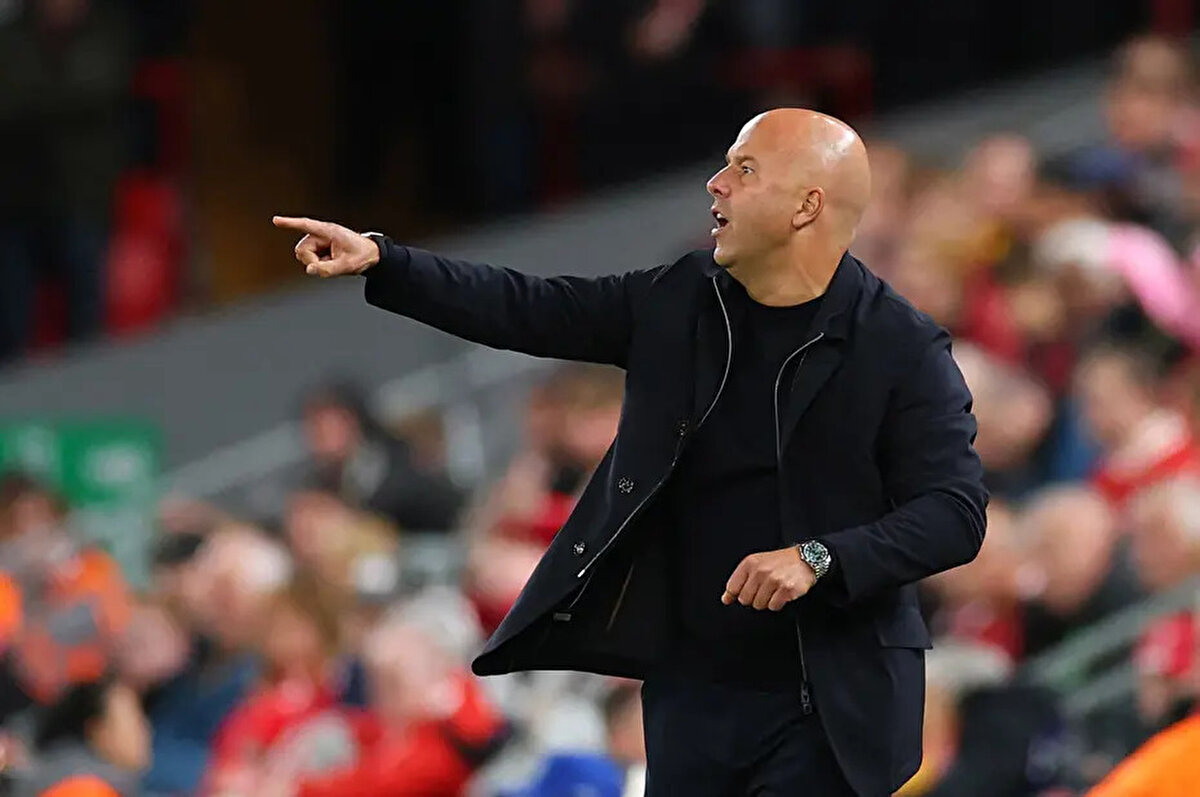 Liverpool Teknik Direktörü Arne Slot, düzenlediği basın toplantısında Leoni'nin yaklaşık 1 yıl sahalardan uzak kalacağını ve Federico Chiesa'yı Şampiyonlar Ligi kadrosuna dahil etmeye çalıştıklarını doğruladı.<br><br>