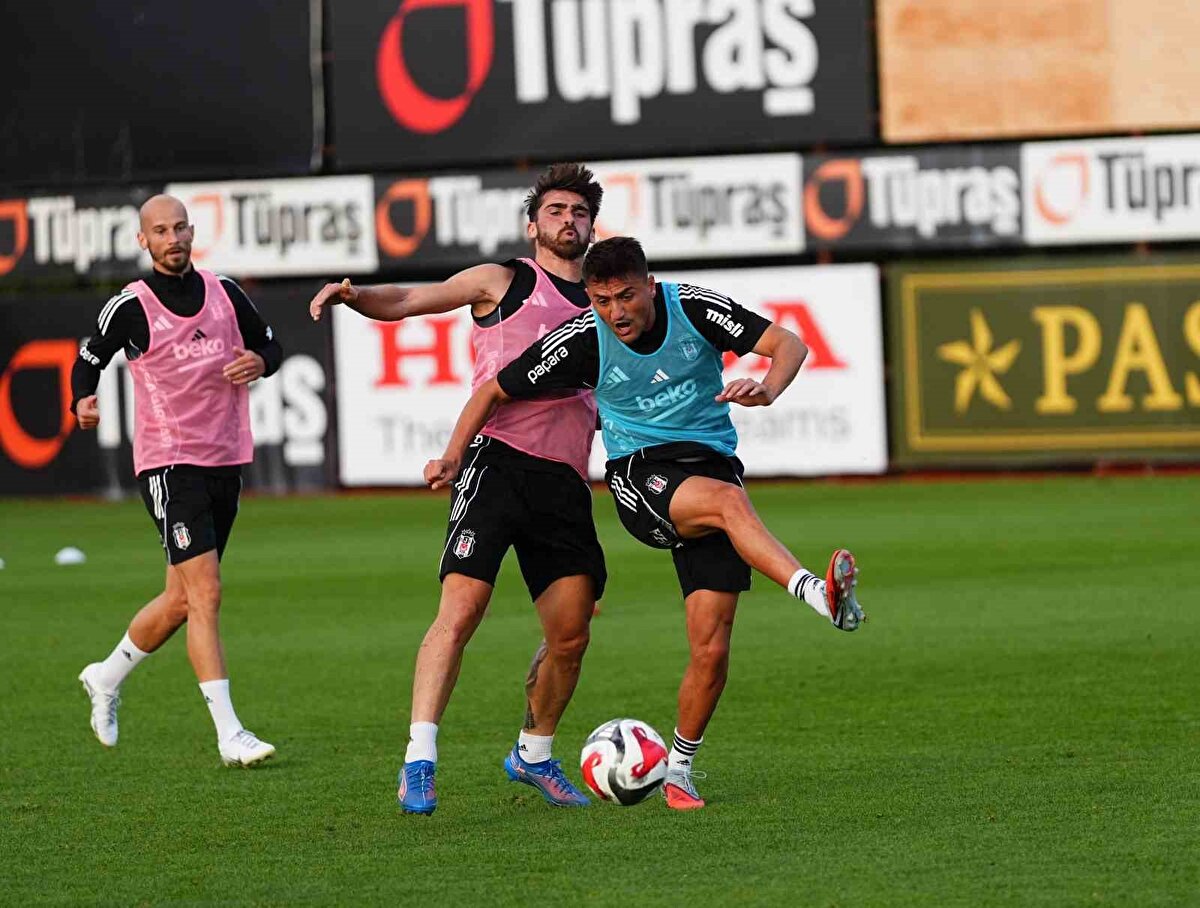 Kayserispor galibiyeti sonrası açıklama yaparak scout ekibini ve şef scout Eduard Graff'ı eleştiren Sergen Yalçın,"+2 yabancı kontenjanında genç oyuncumuz yok. Sağ olsun Scout ekibimiz aylardır bu konuyla ilgili çok iyi çalışmış." ifadelerini kullandı. 