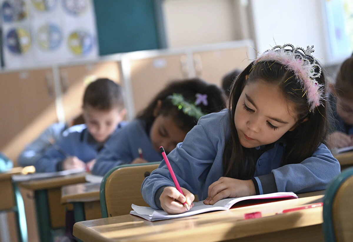 2025-2026 Eğitim ve Öğretim Dönemi başladı. Öğrenci ve veliler yeni dönemin yarıyıl (sömestr) ve ara tatil tarihlerini ve süresini merak ediyor. Milli Eğitim Bakanlığı 2025-2026 Öğretim Yılı Çalışma Takvimi<br>yayınlandı. Peki 2025-2026 Eğitim ve Öğretim yılı ara tatil ve yarıyıl (sömestr) tarihleri ne zaman? Ara tatil ve yarıyıl tatili ne kadar sürecek? İşte detaylar.<br>