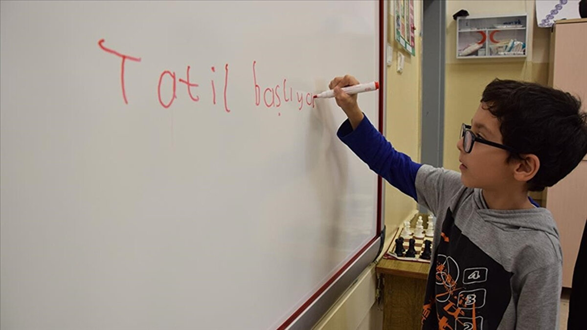 2026 BAHAR DÖNEMİ ARA TATİLİ NE ZAMAN BAŞLIYOR ?<br><br>İkinci dönemin ara tatili ise 16 Mart 2026 tarihinde başlayıp 20 Mart 2026 Cuma sona erecek.