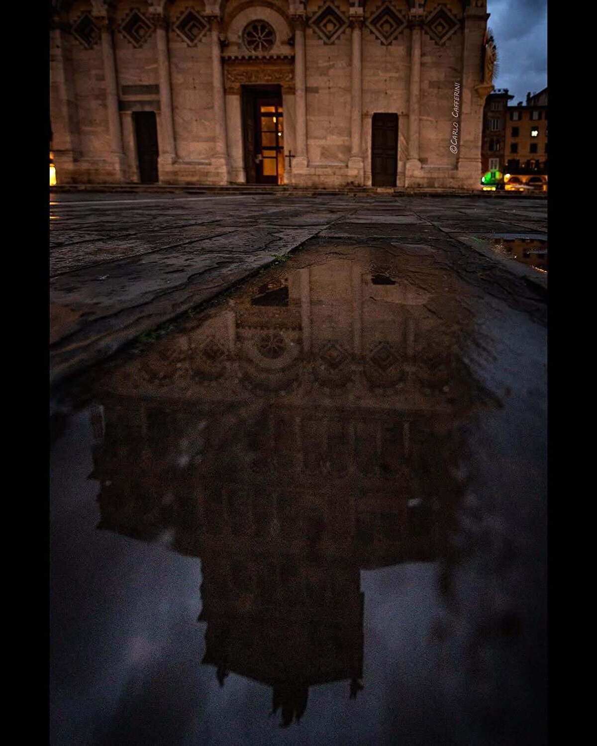 San Michele in Foro ve Duomo di San Martino gibi etkileyici kiliseler şehrin dini ve sanatsal yaşamının merkezi haline gelmiş. Şehir aynı zamanda ünlü besteci Giacomo Puccini'nin doğum yeri.