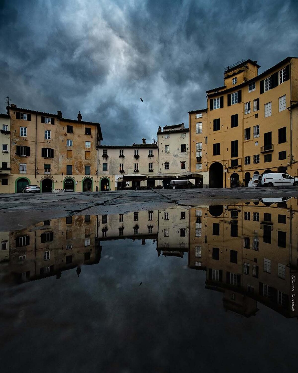 Piazza dell'Anfiteatro ise eski bir Roma amfitiyatrosunun üzerine inşa edilmiş eşsiz oval meydanıyla Lucca'nın en ikonik yerlerinden biri.