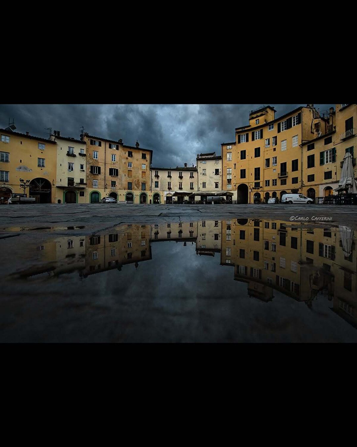 Şehir, özellikle Orta Çağ'dan kalma dört kilometre uzunluğundaki surlarıyla dikkat çekiyor, bu surlar bugün yürüyüş ve bisiklet yolu olarak kullanılıyor.
