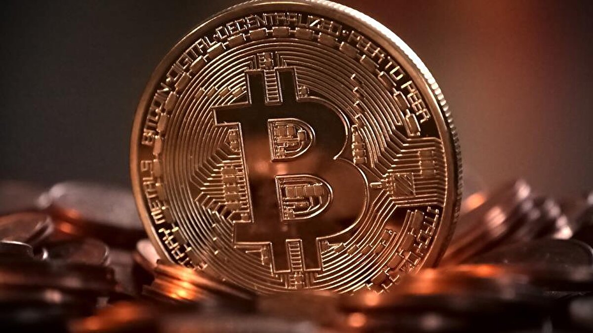 Raporda öne çıkan en iddialı öngörü, Bitcoin’in 2030’a kadar merkez bankalarının rezerv varlıkları arasına girebileceği oldu. Deutsche Bank, altın ve Bitcoin’in aynı anda merkez bankalarının bilançolarında yer bulabileceğini belirtti.