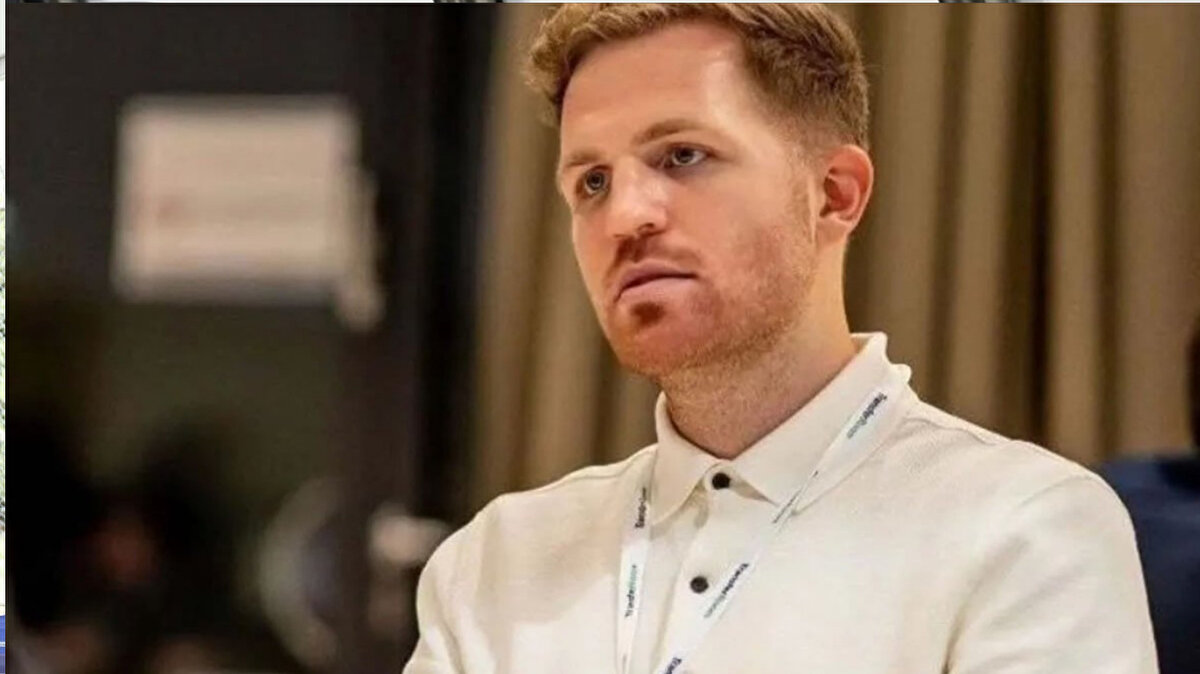 2025-2026 sezonu başında Başkan Ali Koç, futboldan sorumlu direktör olarak Devin Özek'i Fenerbahçe'ye katmıştı