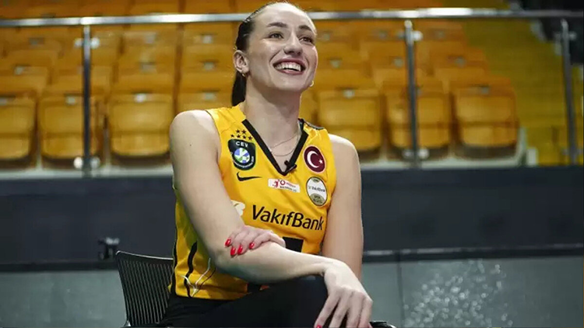 VakıfBank Başarıları<br>VakıfBank formasıyla birçok kupa kazandı:<br><br>2013 ve 2014 Türkiye Süper Kupası 🏆<br><br>2012-13 Türkiye Ligi, Türkiye Kupası ve CEV Şampiyonlar Ligi şampiyonlukları<br><br>2013-14 Türkiye Ligi ve Türkiye Kupası şampiyonluğu<br><br>2024-25 Sultanlar Ligi şampiyonluğu