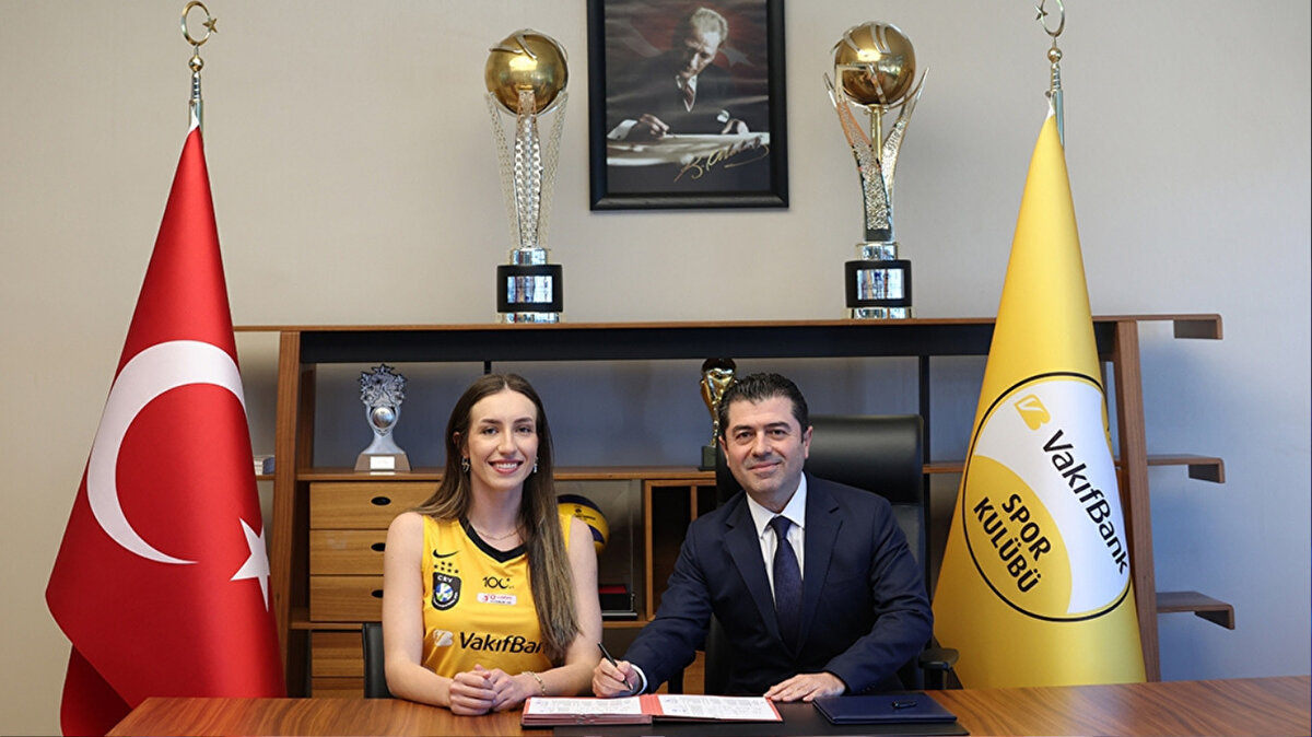 Türkiye Kadın Millî Voleybol Takımı’nda da görev alan pasör, 2024’te yeniden VakıfBank’a transfer oldu. Türk voleybolunun gelecek vaat eden isimlerinden biri olarak gösteriliyor.