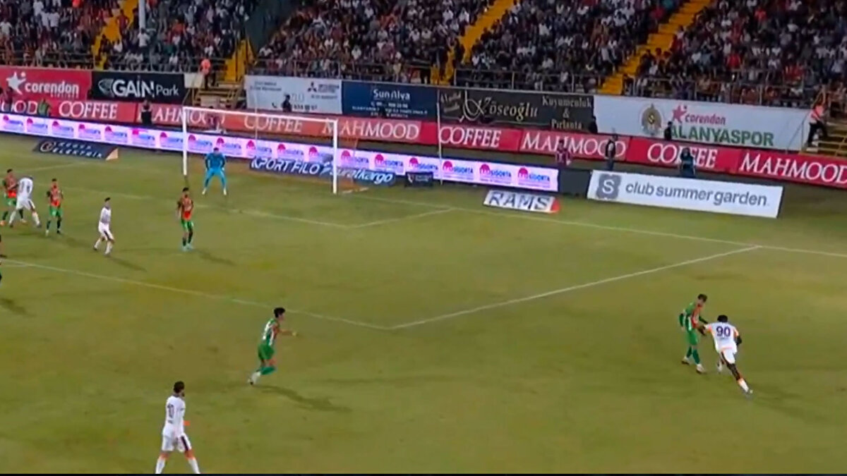 Galatasaray'ın yeni yıldızlarından olan Singo, ilk asistini de yapmış oldu.