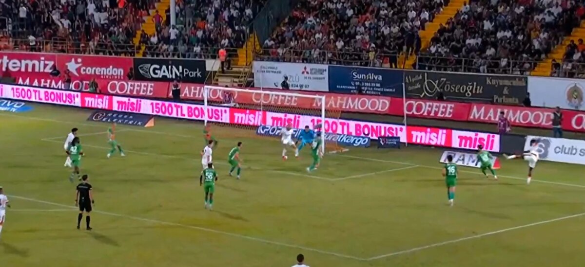 YORUMCU ERSİN DÜZEN'DEN SİNGO ÖVGÜSÜ<br><br>Now Spor moderatörü Ersin Düzen, Singo'nun asisti sonrası şaşkınlığını gizleyemedi. <br><br>Ersin Düzen, "Bunca yıldır futbol izliyorum, Singo gibi adam geçip, asist yapanı görmedim!" yorumunu yaptı. <br><br>