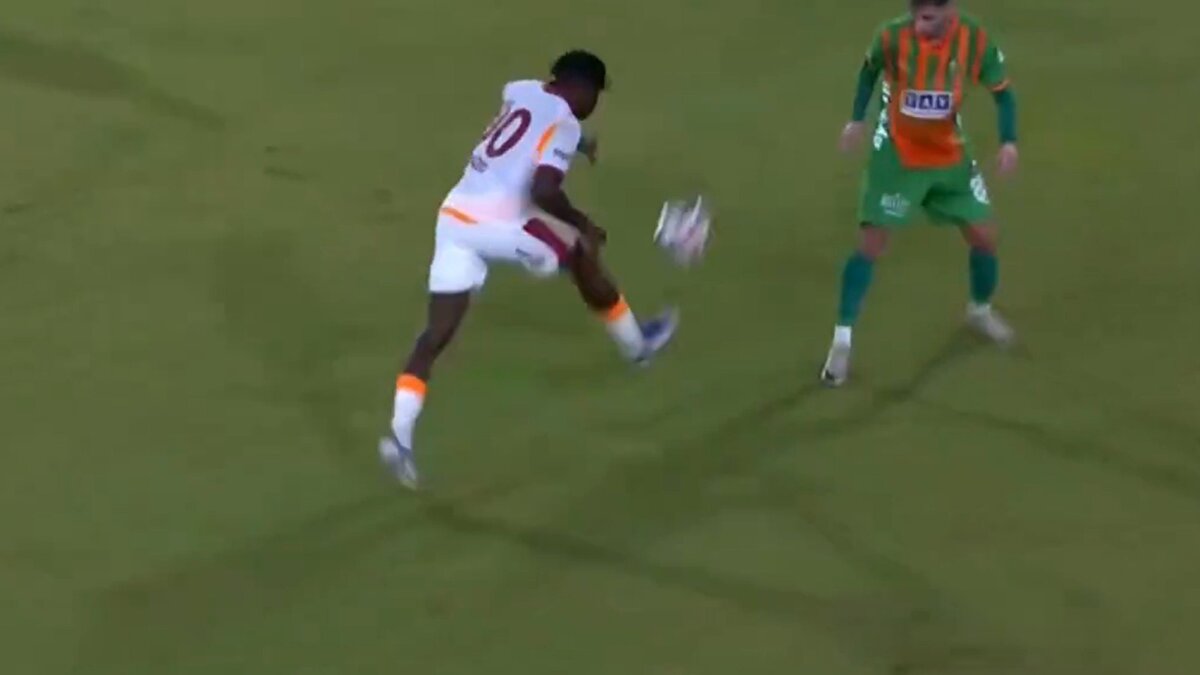 SINGO, SOSYAL MEDYAYI SALLADI<br>Galatasaray'ın yıldızı Wilfred Singo, sağ kanattan getirdiği topla harika bir çalım atarak Mauro Icardi'ye asist yaptı.