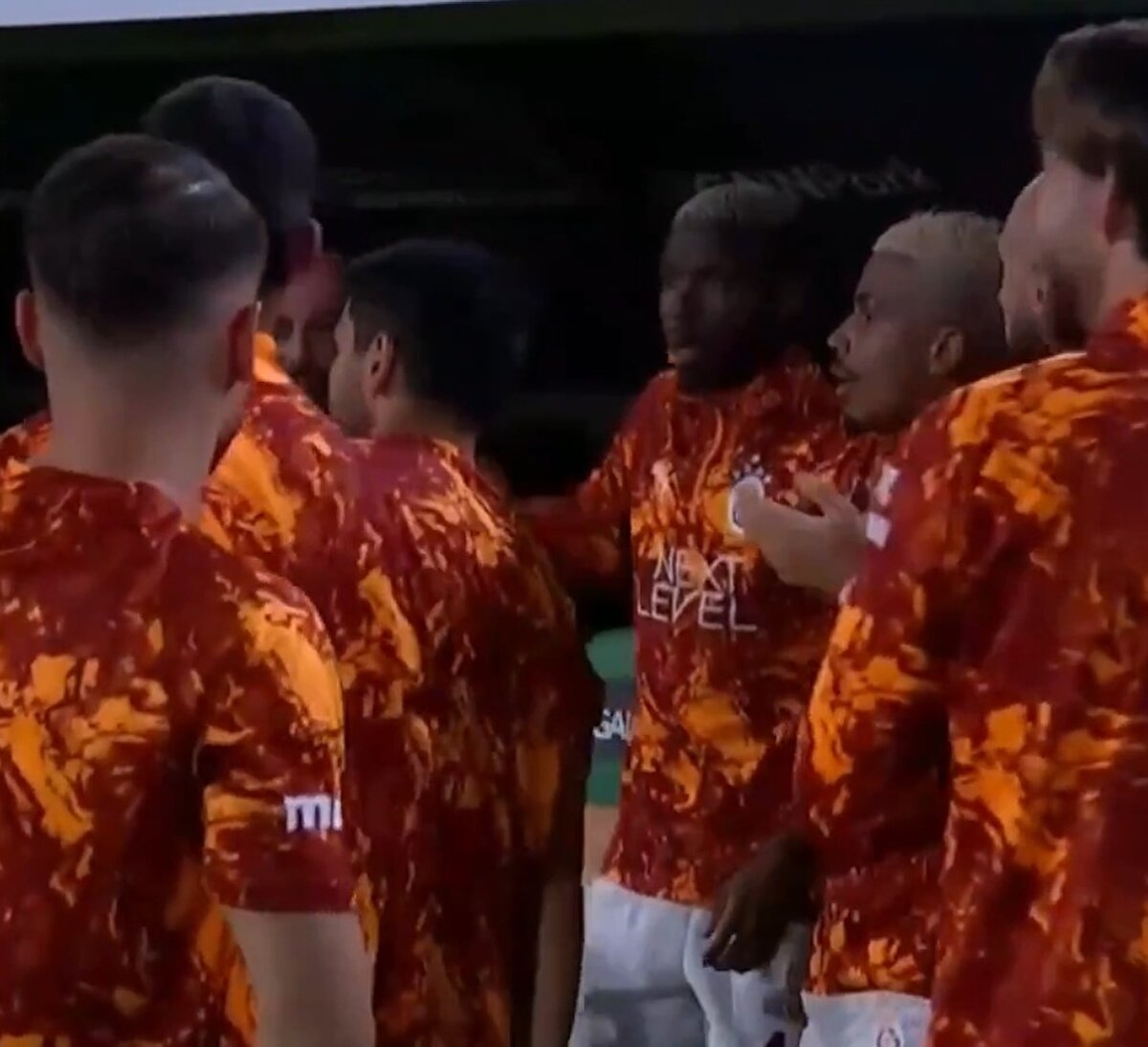 Gol sonrası tüm takım arkadaşları, Singo'nun asisti ve mücadelesi dolayısıyla tebrik etti.