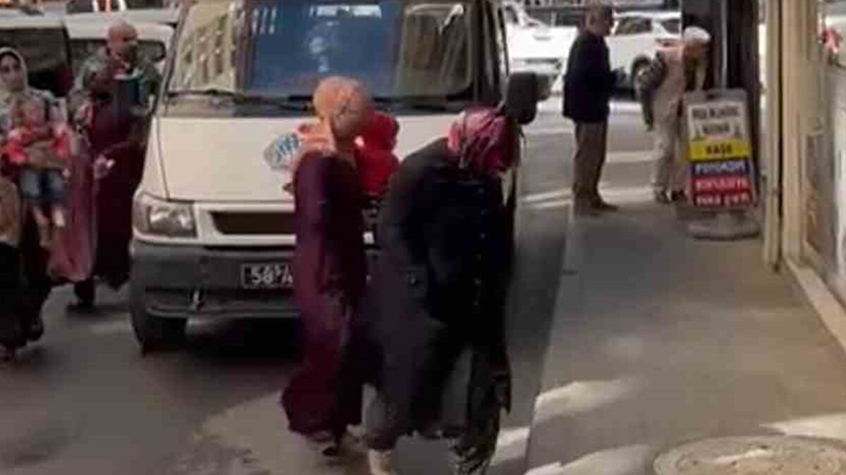 Sivas’ta bir dilenci, topladığı paraları döner ekmeğin içine sakladı. Dilencinin akıllara durgunluk veren zulası, zabıtanın dikkatinden kaçmadı.