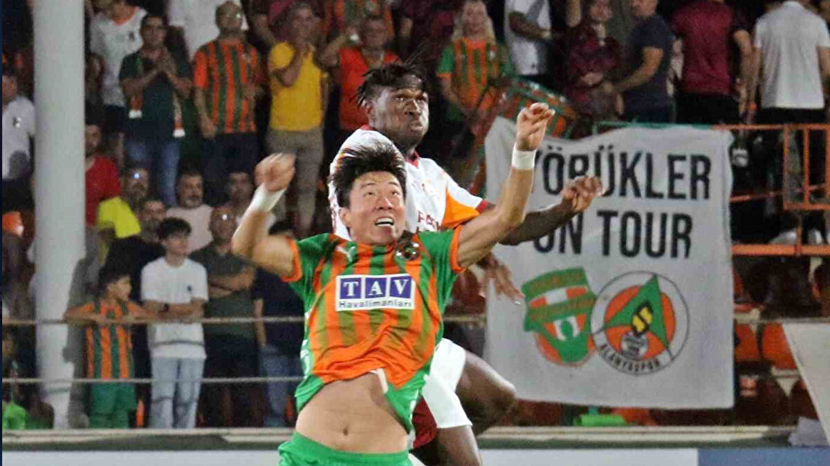 GALATASARAY TARAFTARI SOSYAL MEDYADA COŞTU<br><br>Gol sonrası birçok Galatasaray taraftarı X'te Singo'ya övgüler yağdırdı. İşte o yorumlardan bazıları.. <br><br>-"Singo'nun asistini mi övecez icardi'nin golünü mü yuh"<br><br>-"Singo öle bir çalım attıki icardinin yılda 1 2 kez görebileceğiniz gol vuruşunu konuşan yok"<br><br><br><br>