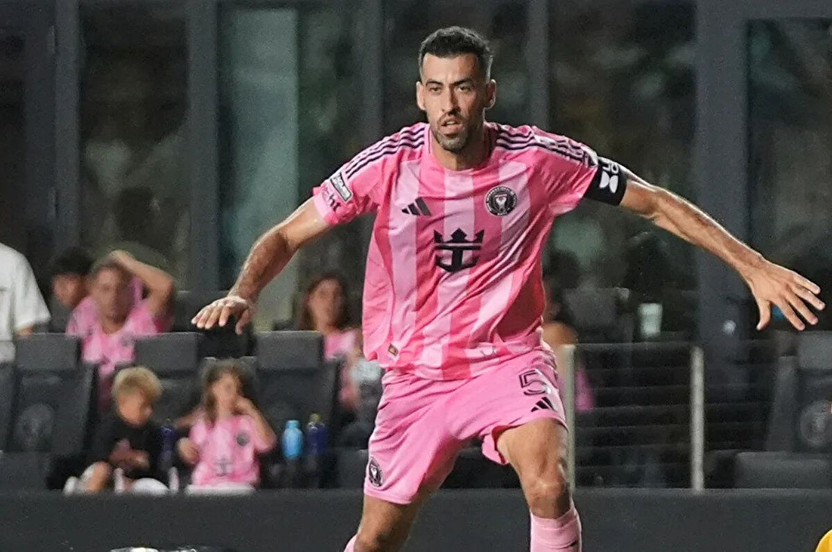 SERGİO BUSQETS KİMDİR?<br><br>Barcelona altyapısından yetişen Sergio Busquets, 2008-2023 yılları arasında formasını giydiği Katalan takımının yanı sıra İspanya Milli Takımı'nda bir çok başarı elde etti.  