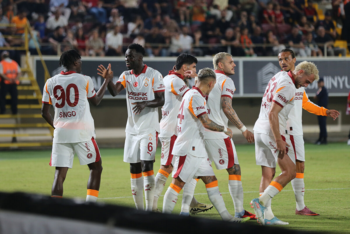 -"Sen insan değilsin Singo"<br><br>-"13 yaşıma dönüp yarın mahallede sabahtan akşama kadar Singo çalımı denemek istiyorum."<br><br>-"Singo az önce futbol literatürüne yeni bir çalım hareketi kazandırdı."