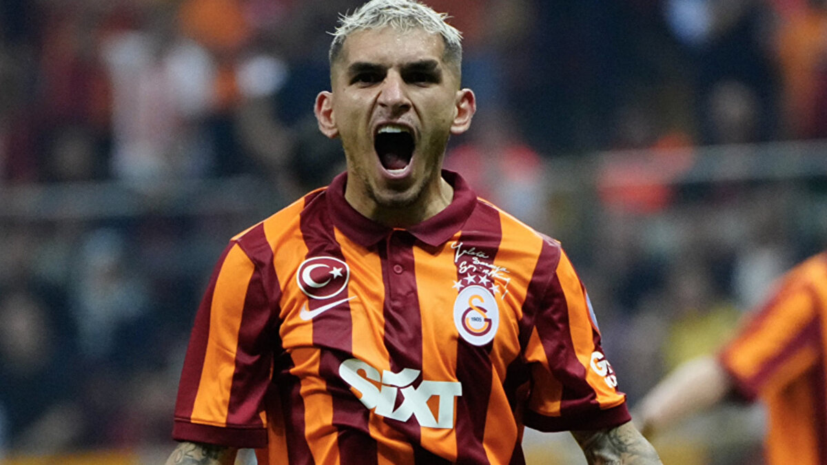 Lucas Torreira kimdir? <br><br>11 Şubat 1996’da Uruguay’da Fray Bentos kentinde doğan oyuncu, 18 de Julio ve Montevideo Wanderers gibi ülke kulüplerinde yetişirken 2013-14 sezonunda Pescara altyapısına giderek İtalya kariyerine adım attı. <br><br>Serie B’de yer alan ekipte ilk maçına 16 Mayıs 2015’te Varese karşısında ilk 11’de çıktı. Buradaki performansıyla dikkat çeken oyuncu Sampdoria tarafından 1,5 milyon Euro transfer bedeliyle alındı; ancak Pescara’ya A takım tecrübesi kazanması için kiralık gönderildi. Pescara’da totalde 63 müsabakada yer aldı ve 8 gol kaydetti.<br><br>2016-17 sezonunda Sampdoria’ya döndü ve Serie A’ya adım attı ve kısa sürede kendisini kabul ettirerek takımın kilit oyuncularından biri oldu.  Sampdoria’da gösterdiği üstün performansla asıl sıçrayışını yaptı. 74 maçta 4 gol, 2 asistlik performansla İtalya serüvenine bir virgül koydu ve İngiltere Premier Lig devi Arsenal’a yaklaşık 29 milyon Euro bonservis bedeliyle transfer oldu.