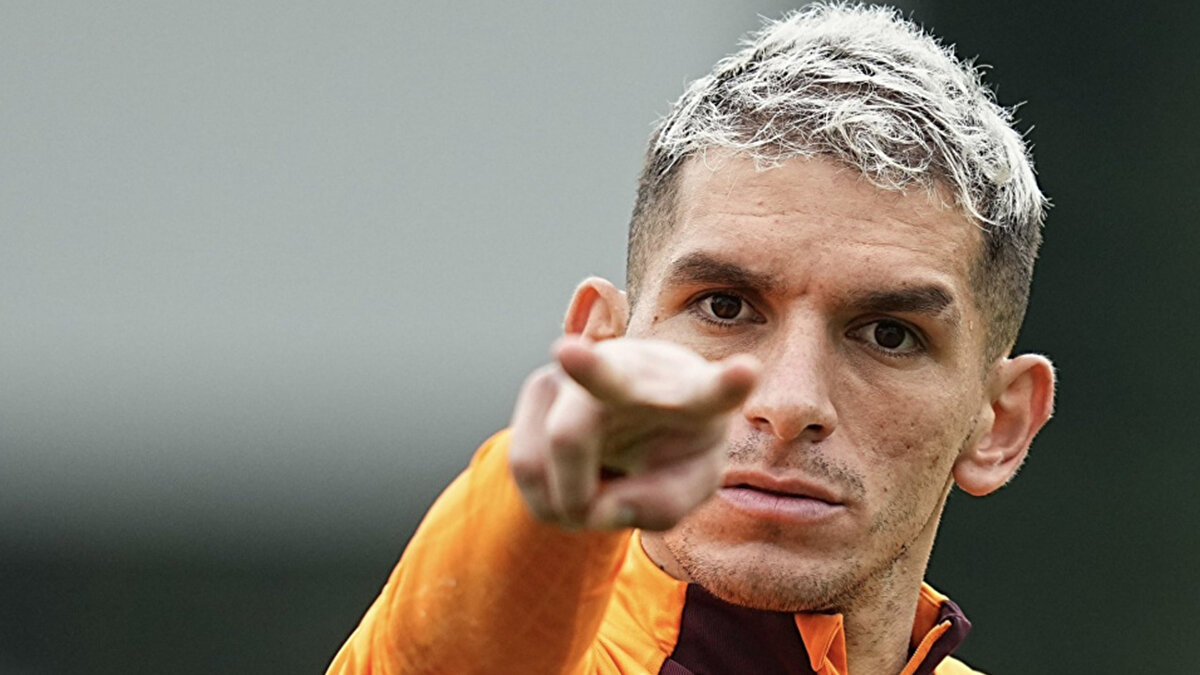 Galatasaray, Trendyol Süper Lig’deki galibiyet serisini sürdürdü ve kayıpsız ilerleyerek 7’de 7 yaptı. Zorbay Küçük’ün düdük çaldığı mücadele, sarı kırmızılıların 1-0'lık üstünlüğüyle sonuçlandı.<br><br>Maçın ikinci yarısında Lucas Torreira oyuna devam edemedi ve yerini Mario Lemina aldı.