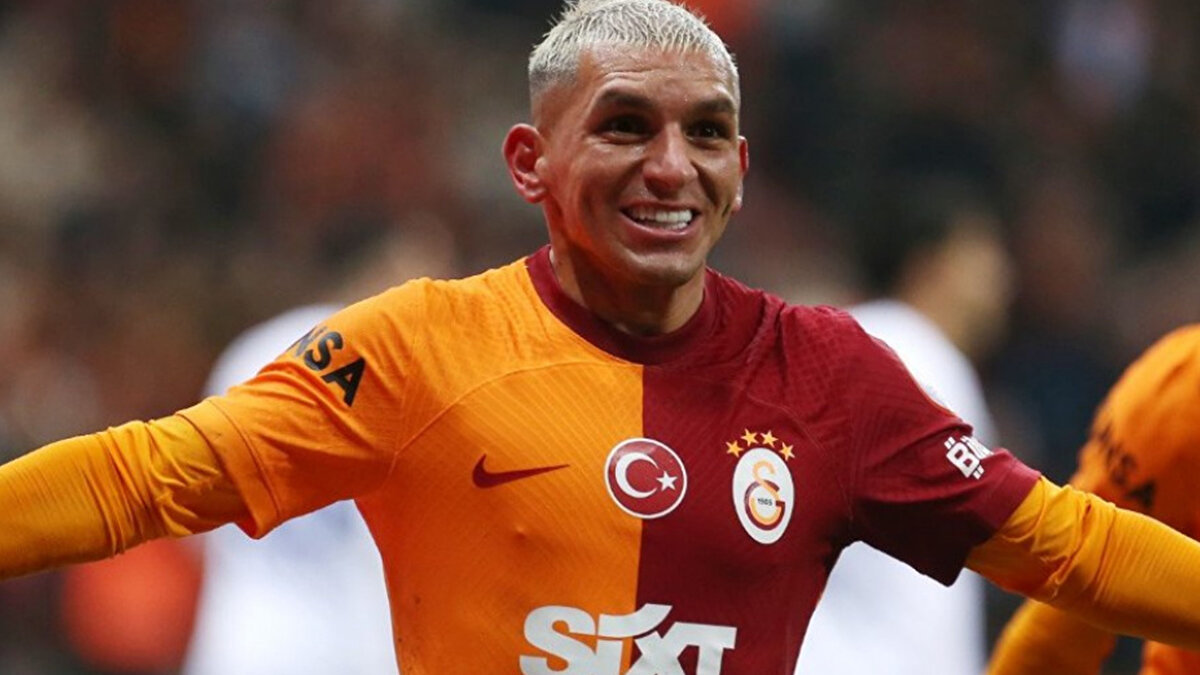 İlk yarıda Makouta ile yaşadığı pozisyon sonrasında yerde kalan Torreria, oyuna sekerek devam etmişti. <br><br>Maçın ardından Okan Buruk, yıldız oyuncunun sağlık durumunu açıkladı: <br><br>"Maç bittiği anda galibiyet sevincini yaşayamadan içeri girdik. Maçın son 15-20 dakikası yaptıklarımız... Rakibimiz iyi bir geçiş takımı. Son bölümde son değişiklikler sonrası daha iyisini yapmamız gerekirdi. 2 maçı düşündük. Hem bugünü hem salı gününü. Barış çok yorulmuştu. Osimhen oyuna girdi. Zorluklarımız devre arasında Torreira baygınlık geçirdi."