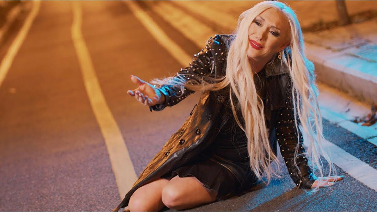 Güllü kimdir?<br><br>Gerçek adı Gül Tut olan Güllü, 15 Ekim 1973’te İstanbul Kasımpaşa’da dünyaya geldi. Roman asıllı sanatçı, küçük yaşlarda düğün salonlarında ve gece kulüplerinde şarkı söyleyerek müzik kariyerine adım attı. 1990’lı yıllarda “Balıkesir Bandırma” başta olmak üzere Roman havaları ve arabesk parçalarıyla büyük çıkış yakaladı.<br><br>