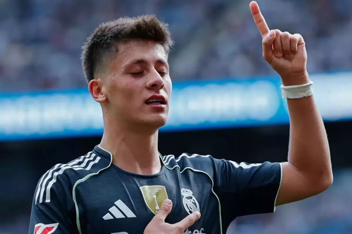 Arda'nın orta sahada Aurelien Tchouameni ve Fede Valverde'ye eşlik edeceği, boştaki diğer formanın ise büyük ihtimalle Franco Mastantuono'ya ait olacağı ileri sürüldü.<br><br>