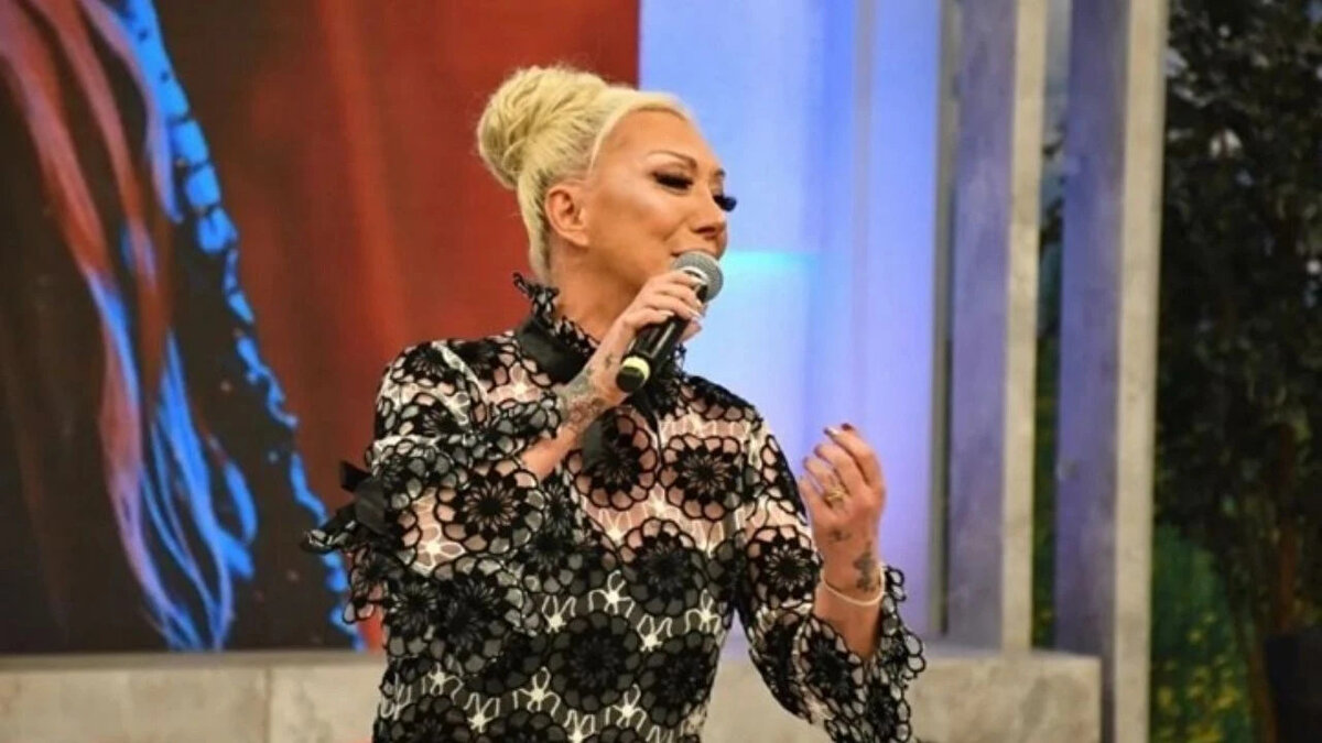 Güllü, 90’lı yıllarda çıkardığı “Sabah Olmadan”, “Değmezmiş Sana” ve “Kopamam Senden” gibi parçalarla milyonların gönlünde taht kurmuştu. Mütevazı sahne tarzı, içten açıklamaları ve yıllarca dillerden düşmeyen şarkılarıyla hafızalara kazınan sanatçı, televizyon programları ve konserlerle de adından söz ettirmişti.