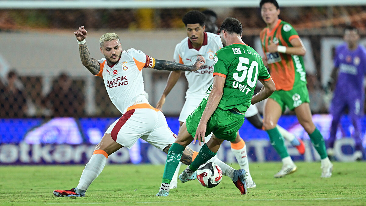 Alanya Oba Stadı'ndaki maçın ilk yarısında iki takım da gol pozisyonları buldu. 
