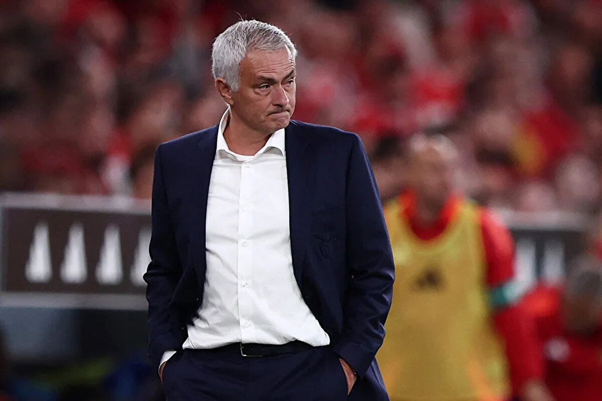 MOURINHO AYRILMAK İSTERSE TAZMİNAT ÖDEYECEK<br><br> <br><br>Rui Costa, 62 yaşındaki teknik adamın sözleşmesinde kulüp lehine olan bir tazminat maddesinin de yer aldığını sözlerine ekledi. Haberde "Mourinho'nun kabul ettiği 'nadir görülen' madde" ifadeleriyle aktarılan detaya göre; Portekizli çalıştırıcı, Benfica'dan ayrılmak isterse yıllık ücretinin yarısından az bir tazminat bedelini kulübüne ödeyecek.