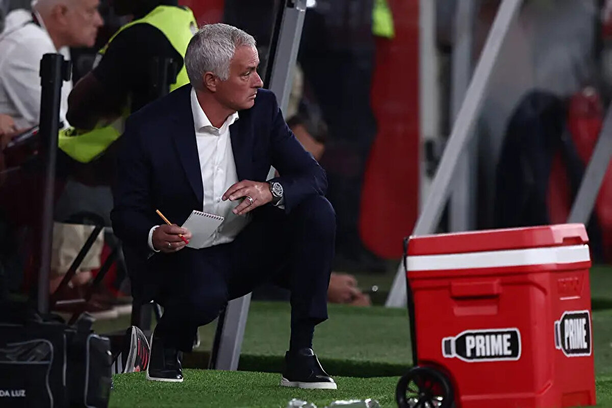 Rui Costa, Şampiyonlar Ligi'nde Karabağ'a 3-2 yenildikleri maçın ardından teknik direktör Bruno Lage ile yolları ayırmaya karar verdiklerini hatırlatarak, eski hocaları hakkında konuşmanın kendisi için zor olduğunu belirtti.<br><br>