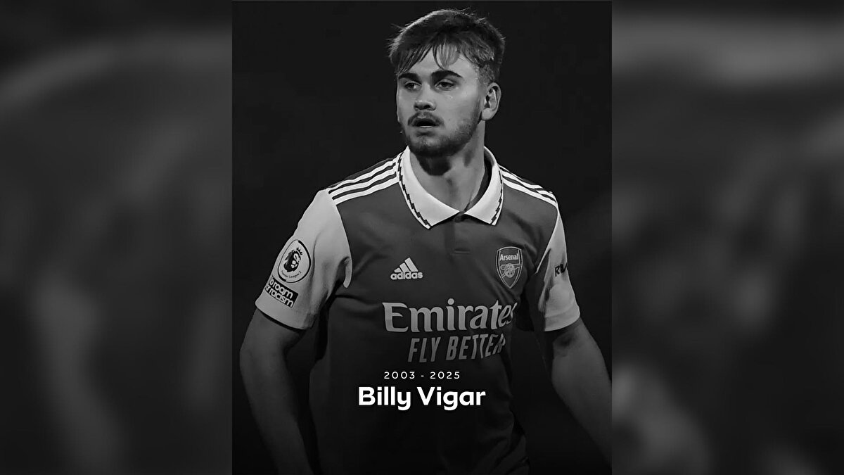 Çarpmanın etkisiyle ağır şekilde yaralanan futbolcuya sahada sağlık ekipleri müdahale etti.