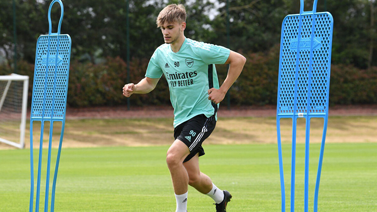 Chichester City ile Wingate & Finchley arasında cumartesi günü oynanan karşılaşmada topu oyunda tutmaya çalışan Vigar, beton duvara çarptı. 