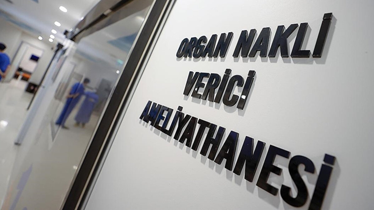 ORGAN BAĞIŞINDA YENİ DÖNEM: E-DEVLET VE E-NABIZ ÜZERİNDEN BAŞVURU<br><br>Türkiye’de organ nakli sürecini hızlandıracak yeni düzenleme Resmî Gazete’de yayımlandı. “Organ Nakli Hizmetleri Yönetmeliğinde Değişiklik Yapılmasına Dair Yönetmelik” ile birlikte, organ bağışı artık dijital ortamda yapılabilecek. Organ bağışı sürecine ilişkin düzenleme