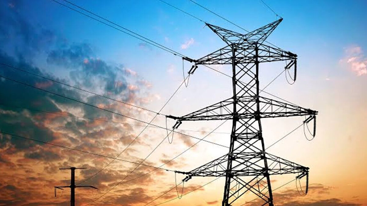 Mamak, Kızılcahamam, Nallıhan ve Polatlı’da planlı kesintiler<br><br>Mamak’ta Hacı Bayram Veli, Odabaşı ve Karşıyaka çevresinde elektrikler 14.30’a kadar kesilecek.<br>Kızılcahamam ilçesinde Fatih Sultan Mehmet, Ulubatlı Hasan ve Selçuklular mahallelerinde kesinti 15.10’a kadar sürecek.<br>Nallıhan’da Nallıdere Yaylası ve Taşlı Küme bölgeleri 09.30-12.30 saatleri arasında elektriksiz kalacak.<br>Polatlı ilçesinde Avşar Küme, Kızılçam, Vatan, Hürriyet ve Halide Edip Adıvar çevresinde öğle saatlerinden itibaren kısa süreli elektrik kesintileri olacak.