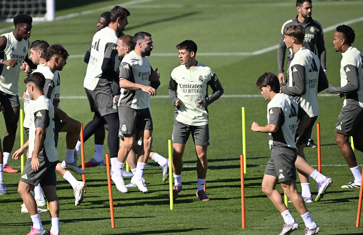 Elnacional'de yer alan habere göre futbolcuların çoğu, sakatlıktan dönen David Alaba'nın performansının yeterli olmadığını ifade ederek yıldız futbolcuyu Xabi Alonso'ya şikayet etti.<br>