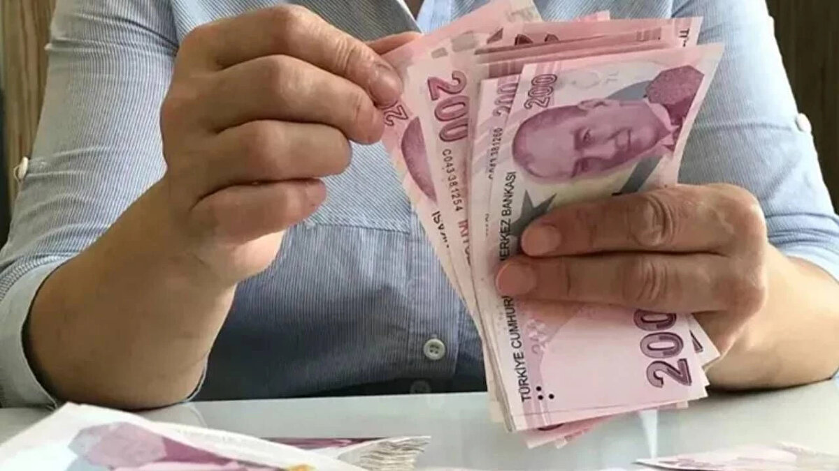 Çalışma ve Sosyal Güvenlik Bakanı Prof. Dr. Vedat Işıkhan’ın geçtiğimiz günlerde yaptığı açıklamada, Bağ-Kur’lular için erken emeklilik düzenlemesi üzerinde çalışıldığını duyurması, gözleri ev kadınlarına çevirdi. Kulis bilgilerine göre, Cumhurbaşkanı Erdoğan’ın seçim döneminde verdiği ev hanımlarına emeklilik sözü de hayata geçirilecek.