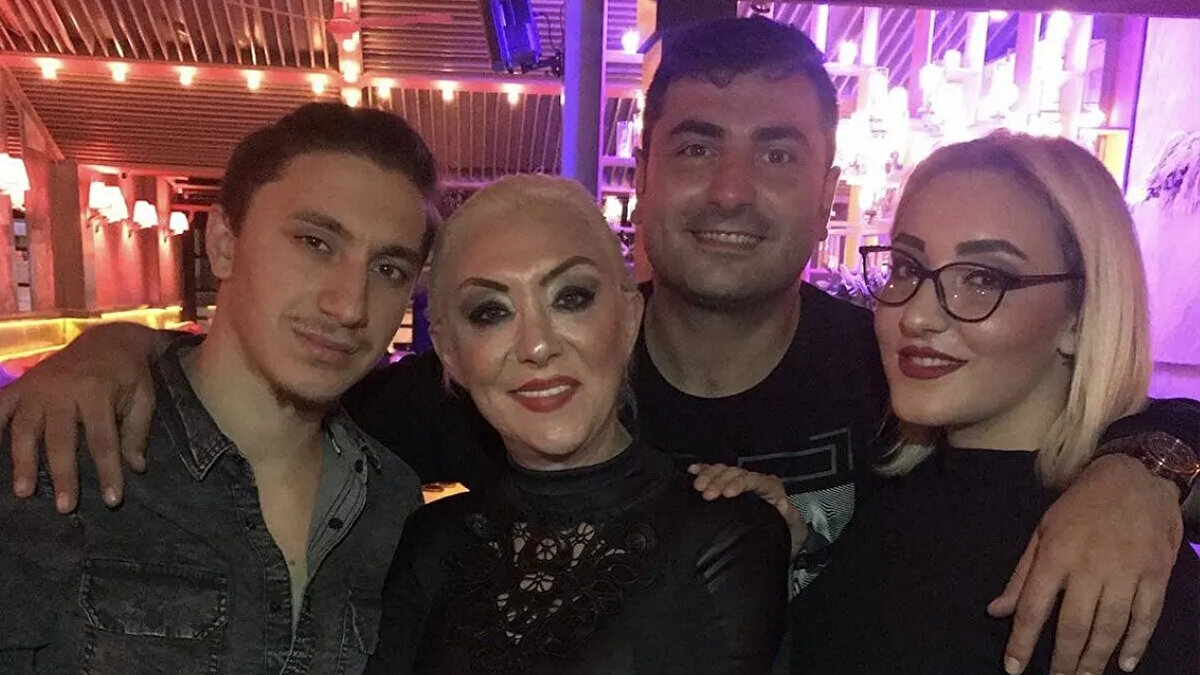 Gürel Gülter ne iş yapıyor?<br><br>Kariyerine müzik yapımcısı olarak başlayan Gürel Gülter, arabesk ve fantezi müzik projelerine imza attı. Ancak Güllü’den boşandıktan sonra müzik sektöründen çekildi. Günümüzde müzik dünyasında aktif olarak yer almadığı ve herhangi bir meslekle ilgili güncel bir kayda rastlanmadığı biliniyor. İstanbul’da sade bir hayat sürdürdüğü, medyadan uzak kalmayı tercih ettiği ifade ediliyor.