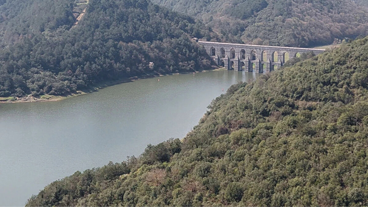 İstanbul’un toplam su biriktirme kapasitesi 868 milyon 683 bin metreküp olmasına rağmen, mevcut su miktarı 259,23 milyon metreküp seviyesine kadar düştü. Uzmanlar, su tasarrufu konusunda İstanbulluları uyarıyor.