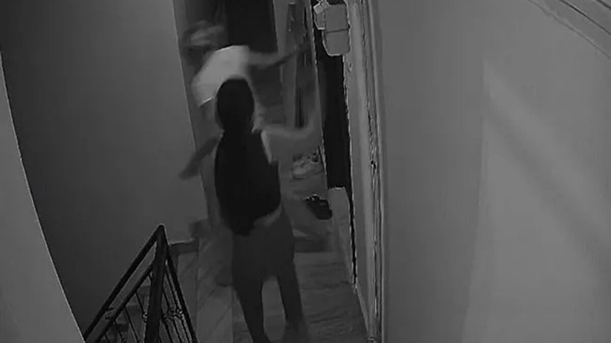 Olay anına ait güvenlik kamerası görüntülerinde, Güllü’nün son kez odada görüldüğü anlar ile kızı ve arkadaşının çığlıklarla aşağıya koştuğu saniyeler yer aldı.