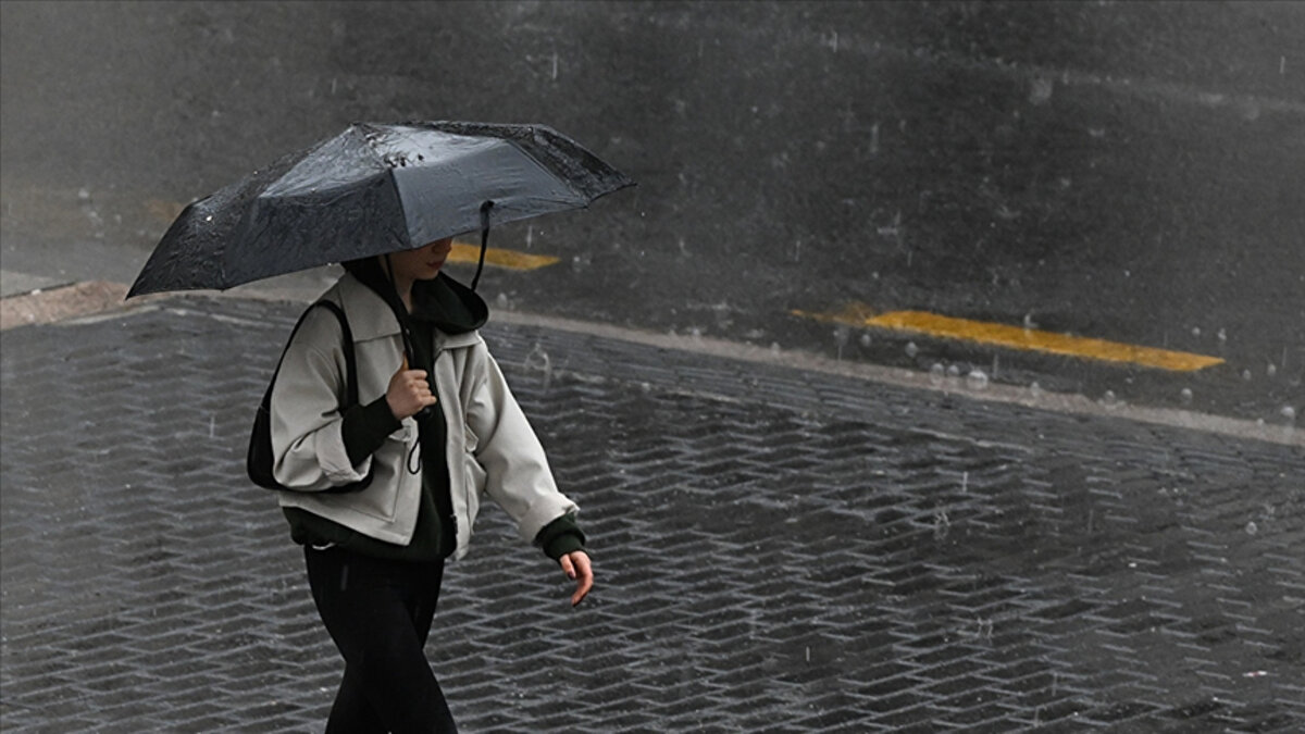 Meteoroloji’nin 27-28 Eylül tahminlerine göre İstanbul’da hafta sonu yağmur beklenmiyor. Kent genelinde parçalı bulutlu ve serin bir hava hâkim olacak. Ancak kuvvetli rüzgâr nedeniyle hem vatandaşların hem de deniz ulaşımında yolculuk yapacakların dikkatli olması gerekiyor. Türkiye genelinde ise özellikle Karadeniz’in kıyı kesimlerinde yağış beklenirken, Ege, Akdeniz ve Güneydoğu’da açık ve güneşli hava etkili olacak.