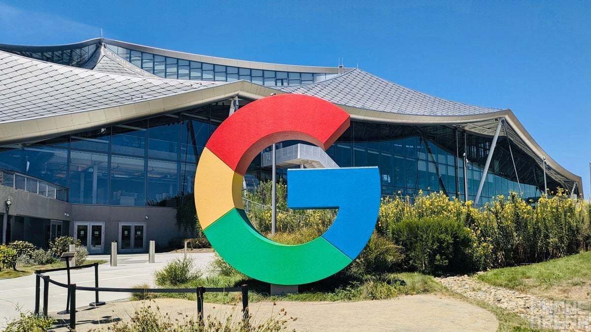 Google CEO’su Sundar Pichai’ye göre, yapay zekâ internetten bile daha büyük bir dönüşüm yaratma potansiyeline sahip. Bu nedenle şirketin gelecek 10 yılı, kullanıcı deneyimini yapay zekâ temelli hizmetlerle geliştirmeye odaklanacak.