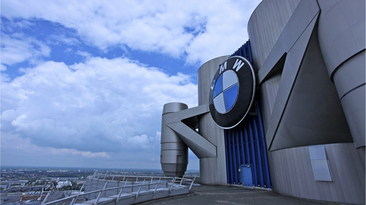BMW, araç sahiplerinden tamir yapılana kadar araçlarını açık havada ve binalardan uzakta park etmelerini istedi.